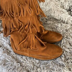 Minnetonka women’s  3 layer fringe  Suede Moccasin Boots - Tan size EUC